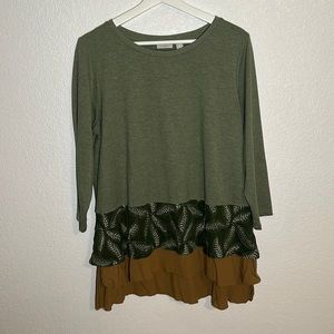 LOGO Tiered Mixed Media Top 3/4 Sleeve Size Large